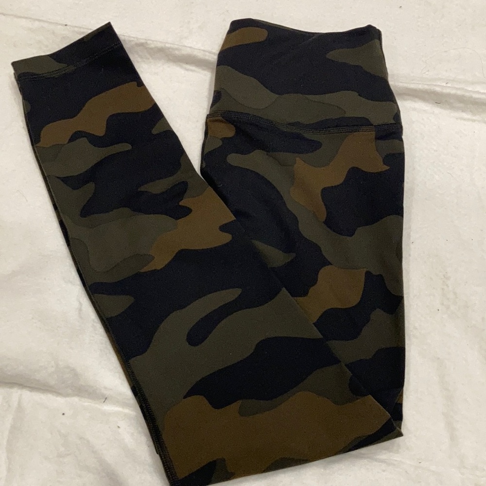 PINK VS ultimate cropped camo legging Size M